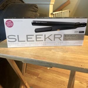 Brand New Redken Sam Villa flat iron